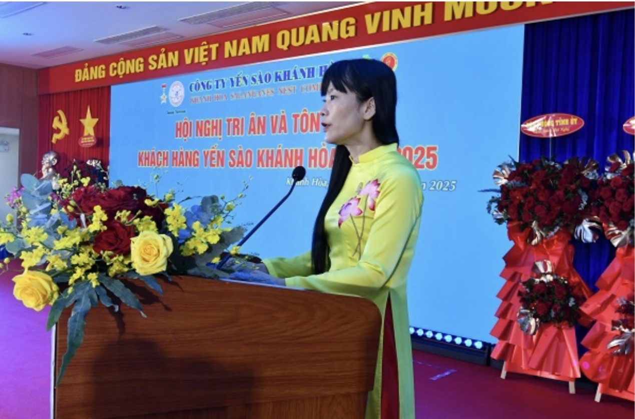 Bà Trịnh Hồng Vân Bí thư Đảng Ủy, Chủ tịch Hội đồng thành viên Công ty phát biểu tiếp thu (Ảnh: Trần Minh Ngọc)