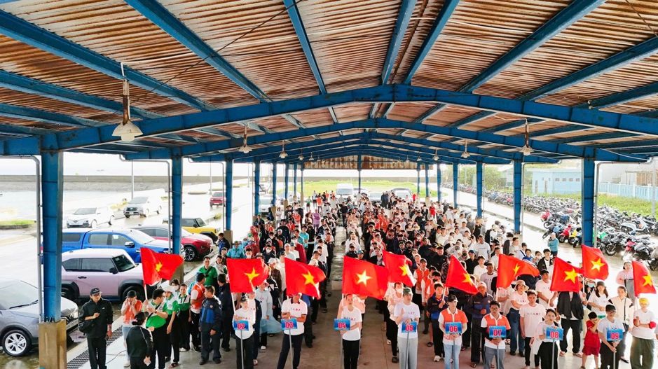  Đông đảo cán bộ nhân viên và tình nguyện viên tập trung tại điểm xuất phát, lắng nghe phổ biến nhiệm vụ và sẵn sàng bước vào hoạt động thu gom rác thải ven biển tại Phú Quốc.