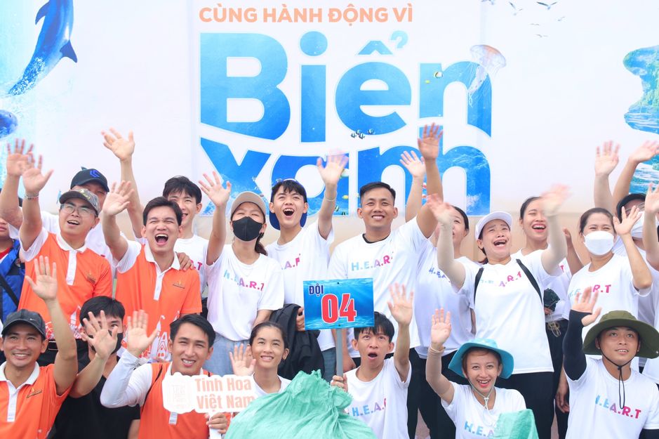 Các tình nguyện viên và cán bộ nhân viên tập đoàn Vingroup tại Phú Quốc hào hứng vẫy tay, thể hiện quyết tâm chung tay gìn giữ biển xanh – sạch – đẹp.