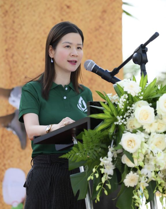  Chia sẻ về ý nghĩa chiến dịch, TS. Lê Thái Hà – Giám đốc Điều hành Quỹ Vì tương lai xanh, cho biết: “Rác thải nhựa không còn là vấn đề môi trường đơn lẻ, mà là thách thức phát triển bền vững toàn cầu. Với chiến dịch “Cùng hành động vì biển xanh”, chúng tôi kỳ vọng tạo ra tác động thực chất, không chỉ bằng hành động làm sạch các bờ biển mà còn bằng sự thay đổi nhận thức – để mỗi cá nhân thấy rõ vai trò của mình trong việc bảo vệ tài nguyên biển. Đây là một bước đi cụ thể trong hành trình dài hạn mà chúng tôi cam kết vì một tương lai xanh cho Việt Nam”.