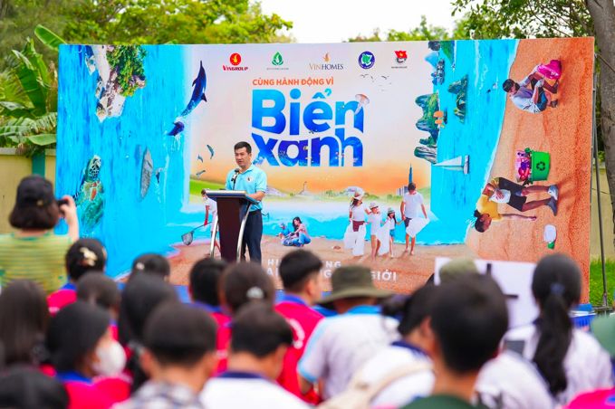  Tại đầu cầu ở huyện Cần Giờ, TP.HCM, ông Vũ Minh Lý - Phó Giám đốc Trung tâm Truyền thông Tài nguyên và Môi trường thuộc Bộ Nông nghiệp và Môi trường, bày tỏ sự phấn khởi khi tham gia Lễ phát động tại huyện Cần Giờ, thành phố Hồ Chí Minh. Ông nhấn mạnh ý nghĩa thiết thực của chiến dịch trong việc lan tỏa thông điệp bảo vệ môi trường biển và kêu gọi sự tham gia rộng rãi của cộng đồng, đặc biệt tại các khu vực ven biển trọng yếu như Cần Giờ.