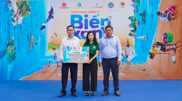  Dịp này, Quỹ vì tương lai xanh trao tặng 410 thùng rác cho xã đảo Thạnh An để thực hiện mô hình “Đưa rác thải sinh hoạt, rác thải nhựa của ngư dân trên biển vào bờ”, góp phần nâng cao ý thức và trách nhiệm của ngư dân trong việc quản lý và xử lý rác thải trên biển, bảo vệ nguồn lợi thủy sản và môi trường biển xanh – sạch – đẹp.