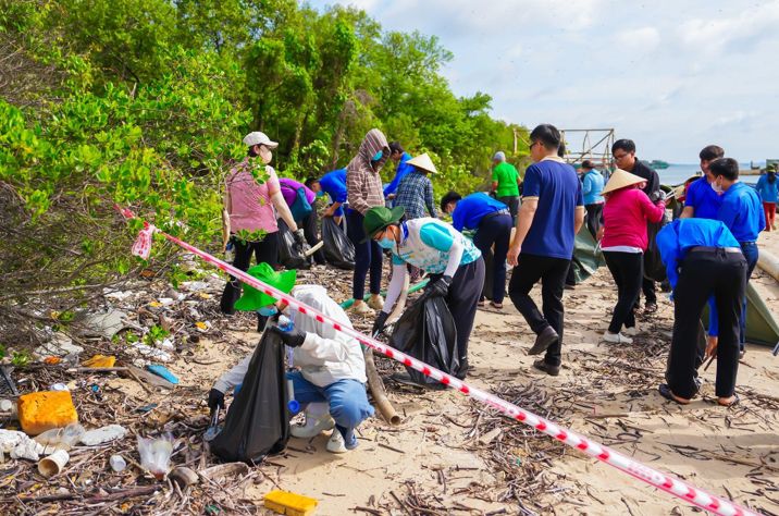  Cán bộ nhân viên Tập đoàn Vingroup cùng các tình nguyện viên đã cùng nhau xắn tay áo, đi dọc bờ cát nhặt rác, làm sạch bãi biển thị trấn Cần Thạnh.