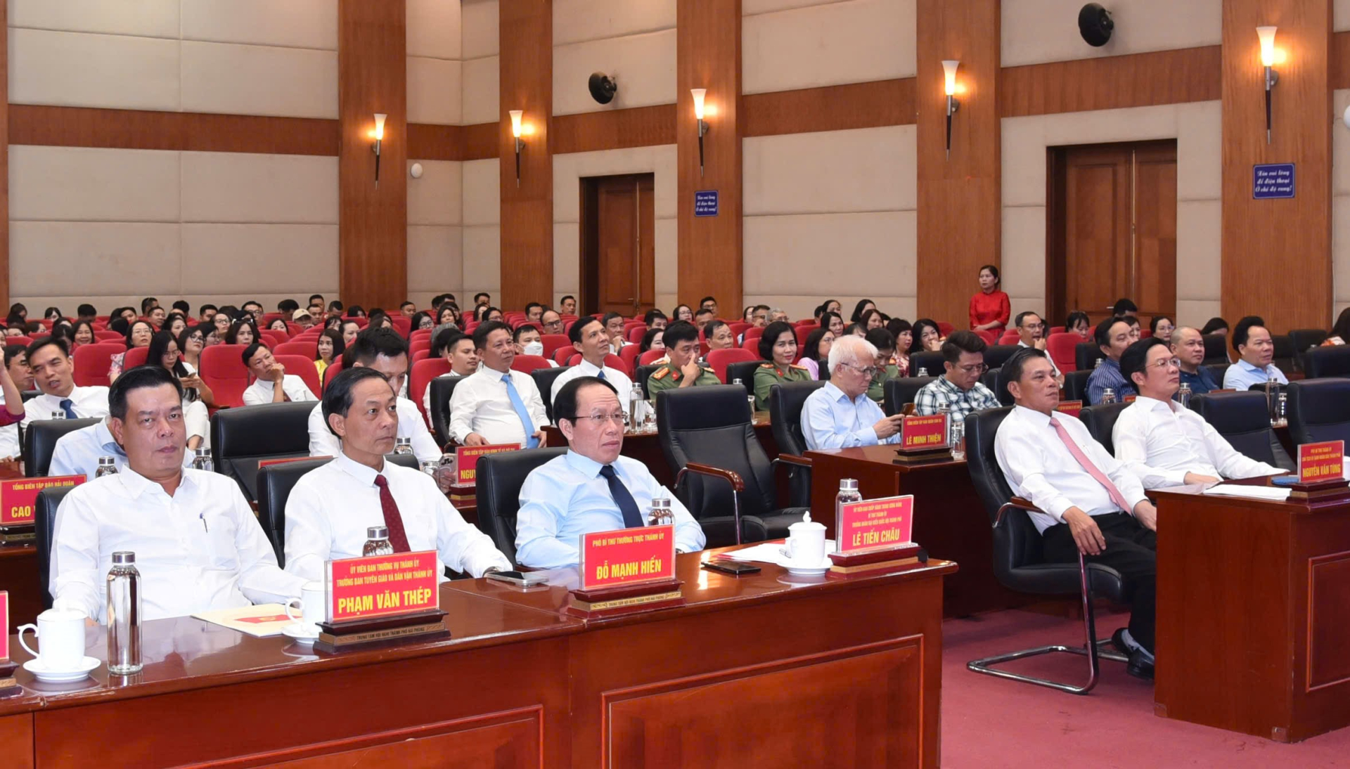 Các đại biểu dự cuộc gặp mặt