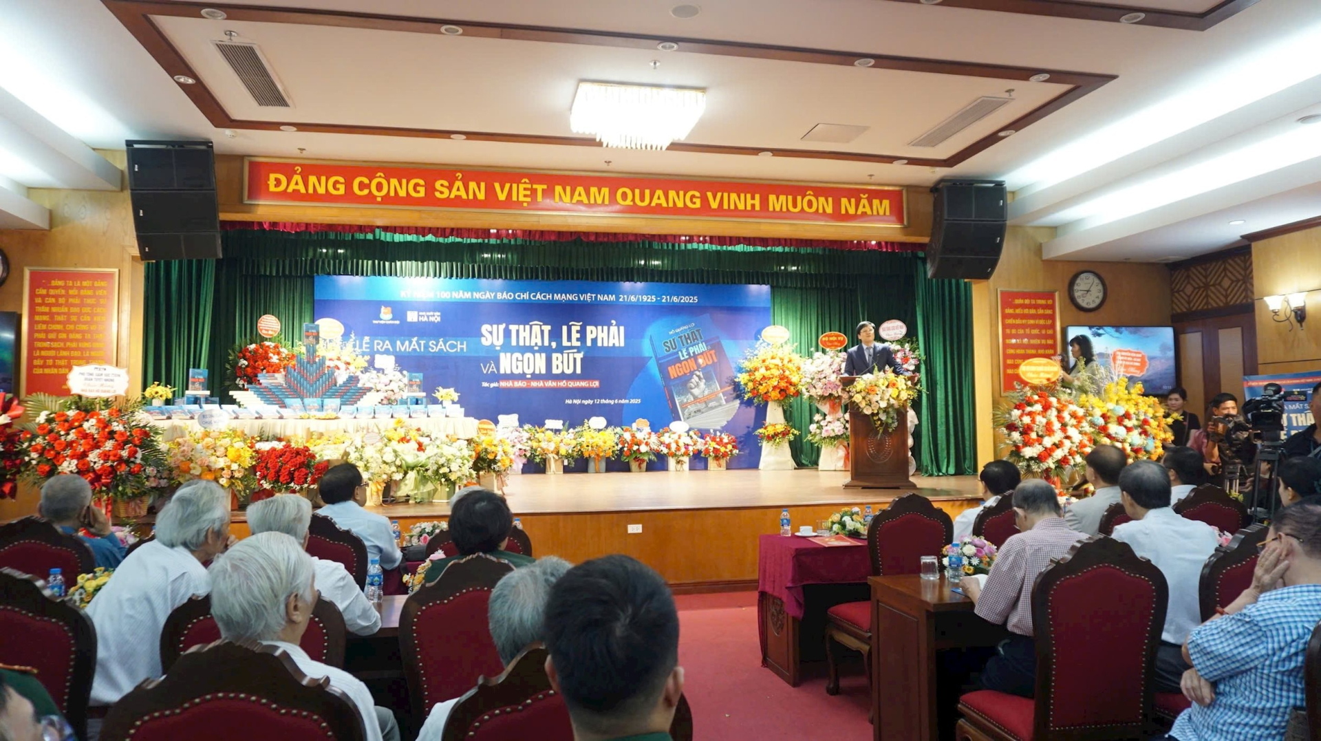 Quang cảnh lễ ra mắt sách