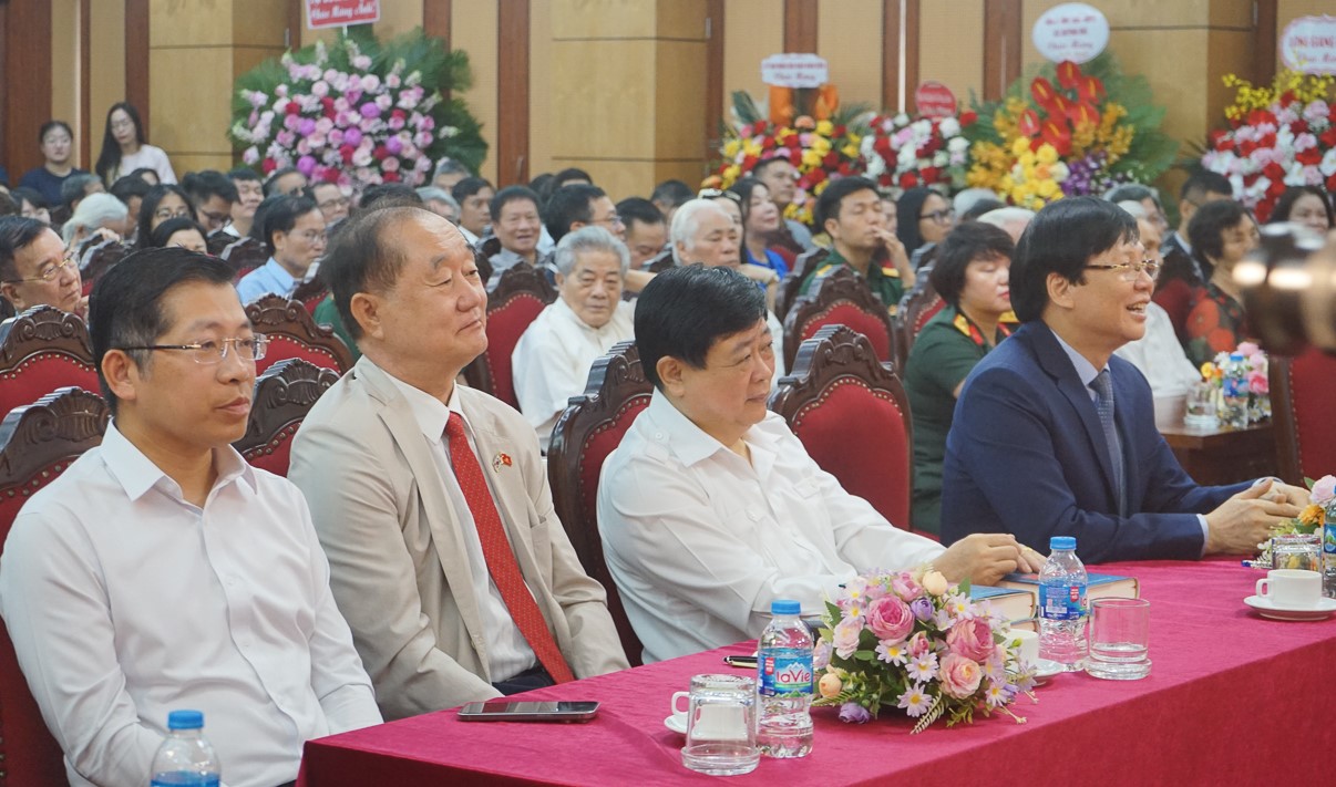 Các đại biểu tham dự lễ ra mắt sách 