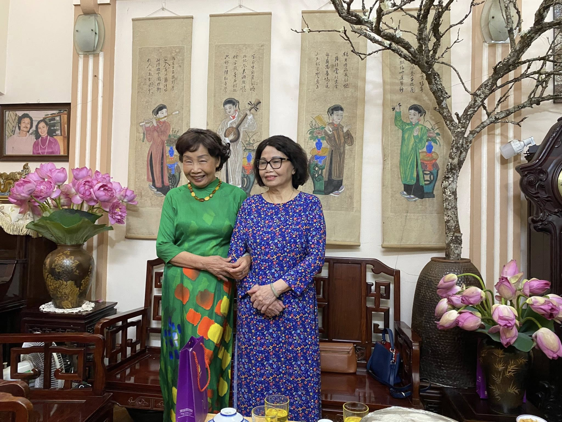 Nhà báo Nguyễn Thị Kim Cúc, Chủ tịch đầu tiên của CLB Nhà báo Nữ việt Nam và nhà báo, nhà thơ Phan Thị Thanh Nhàn tại buổi gặp mặt.