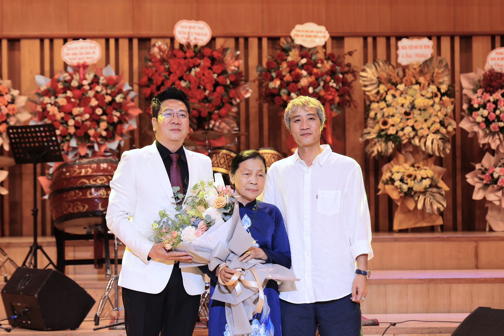 Bà Nguyễn Thị Phú, mẹ của TS.NSND Đỗ Quốc Hưng có mặt trong ngày vui của con trai. Bà hạnh phúc khi lên sân khấu cùng 2 con trai đều là NSND (NSND Đỗ Quốc Hưng-NSND Đỗ Văn Hiền).