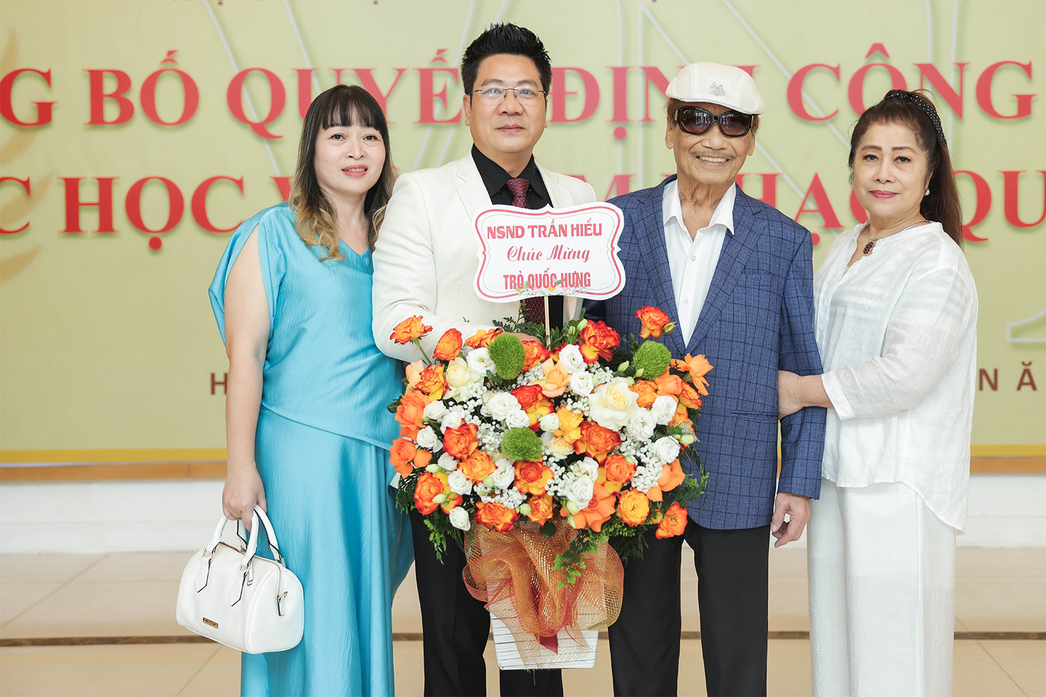 NSND Trần Hiếu, người thầy mà NSND Quốc Hưng luôn kính trọng có mặt tại buổi lễ chúc mừng học trò xuất sắc của mình.