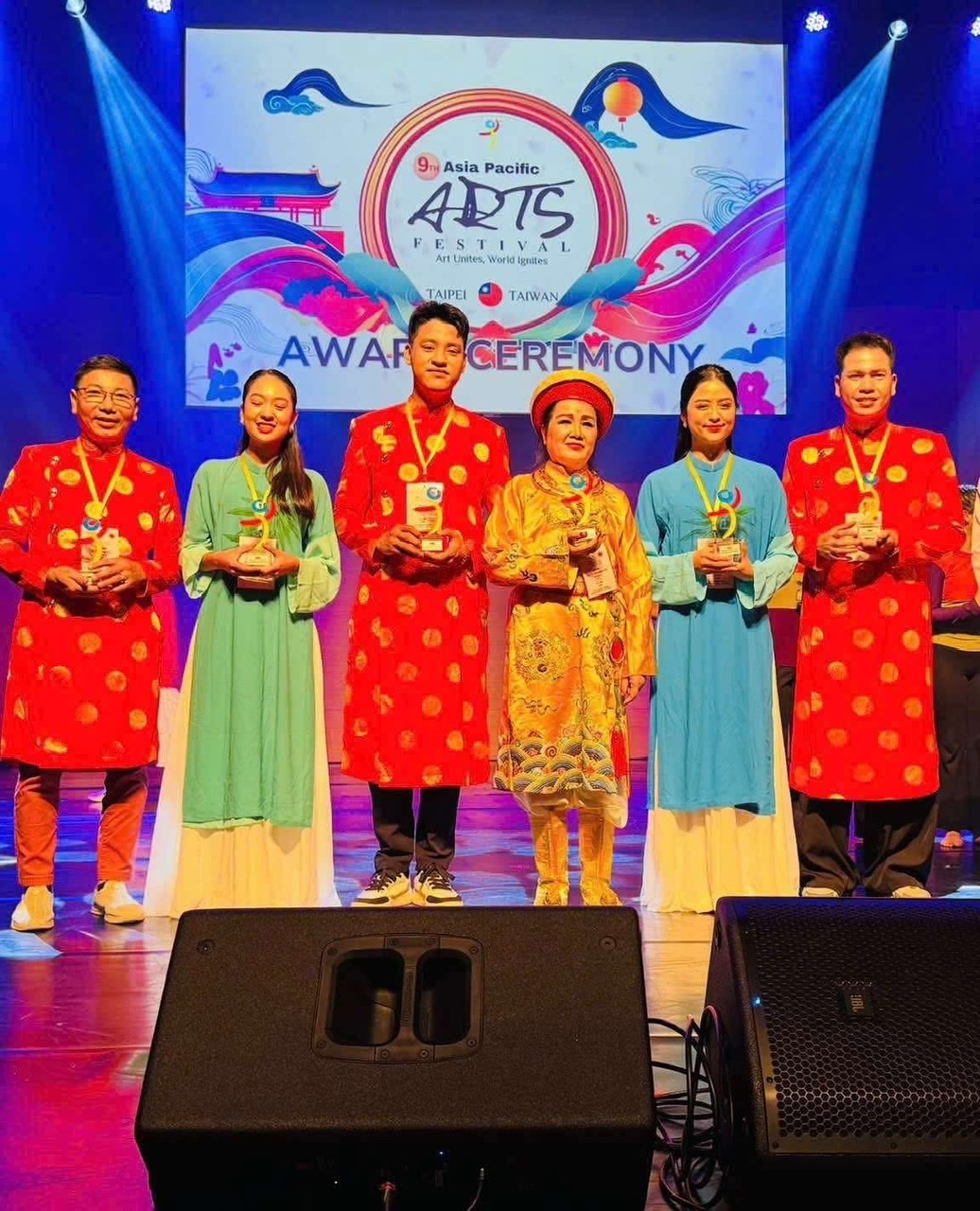 Đoàn Việt Nam nhận giải