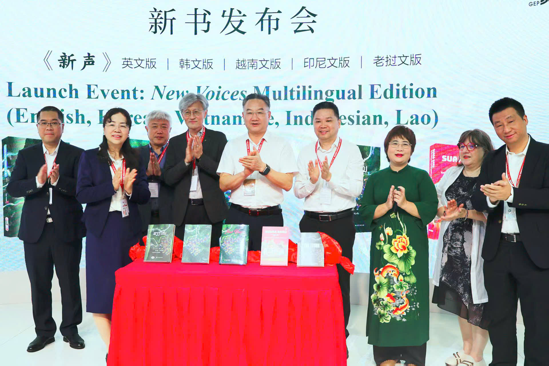 Dịch giả Nguyễn Lệ Chi tham gia lễ ra mắt sách Tân Thanh.