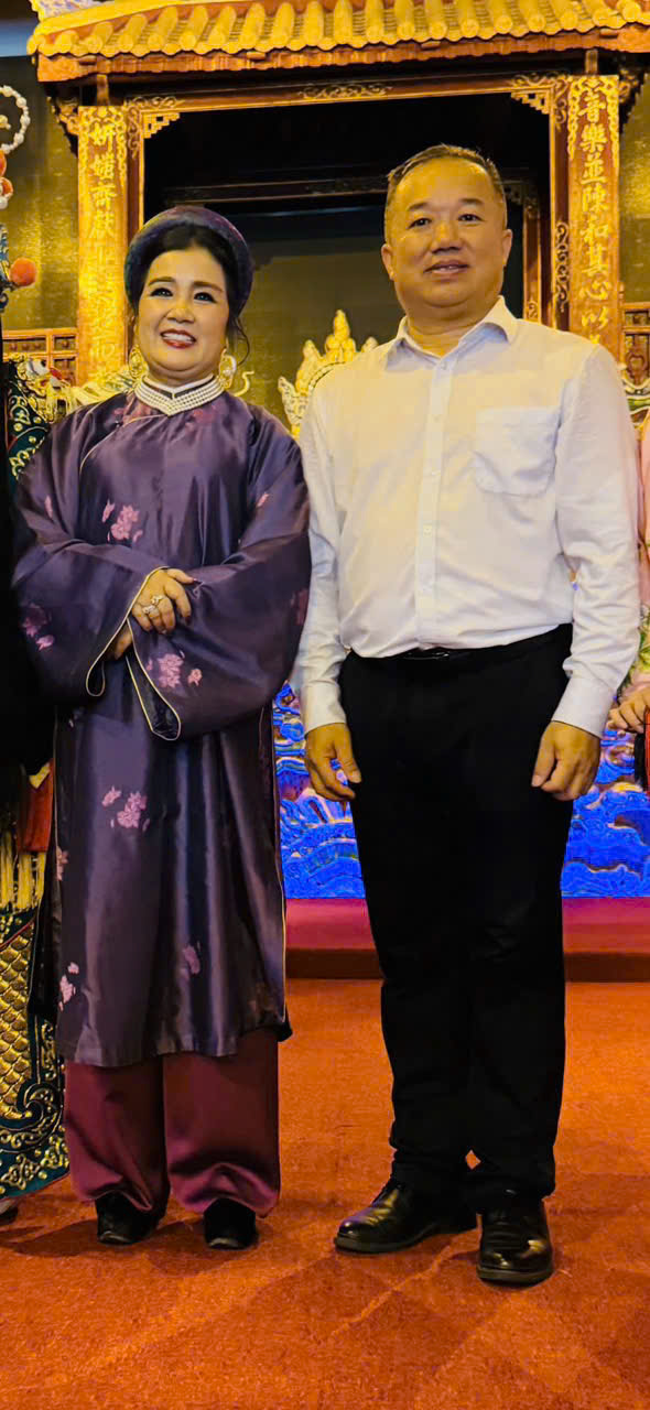 Ông Phương Ninh, Viện trưởng Viện Nghiên cứu Nghệ thuật Văn hóa Dân tộc thành phố Nam Ninh, Quảng Tây, Trung Quốc và NSND Lệ Ngọc