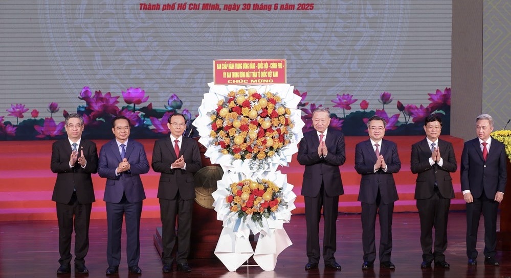 Tổng Bí thư Tô Lâm tặng hoa chúc mừng cho lãnh đạo Thành ủy TP.HCM