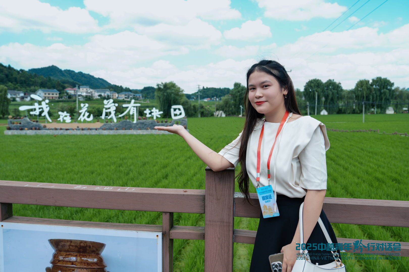 Thôn Hoa Mậu đón khách với màu xanh mát mắt.