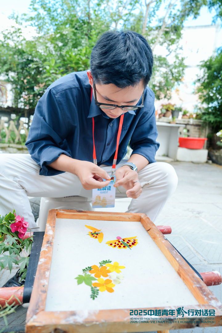 Tỉ mẩn thể hiện tài hoa ép tranh