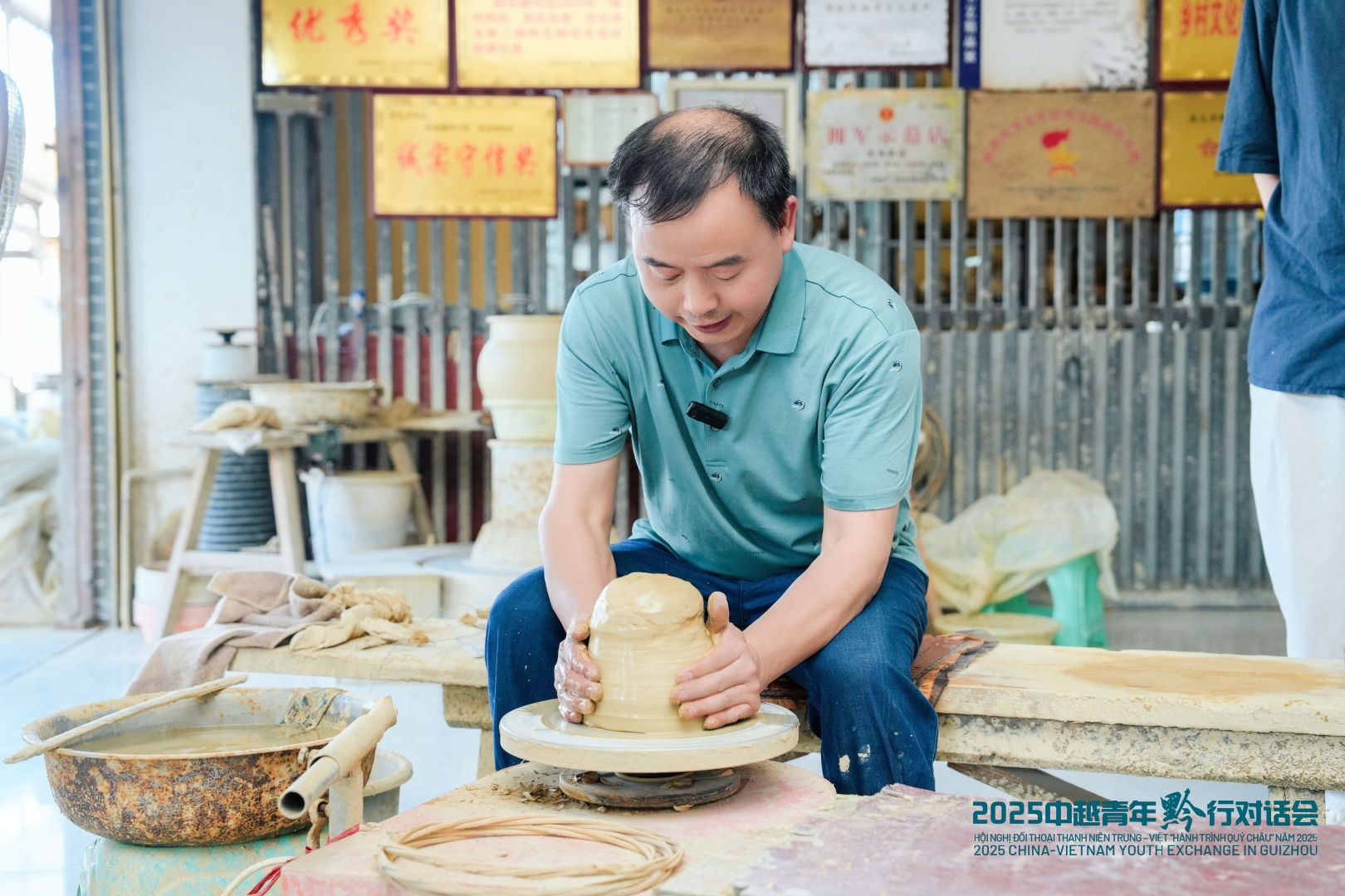 Nghệ nhân gốm thôn Hoa Mậu biểu diễn công việc làm gốm.