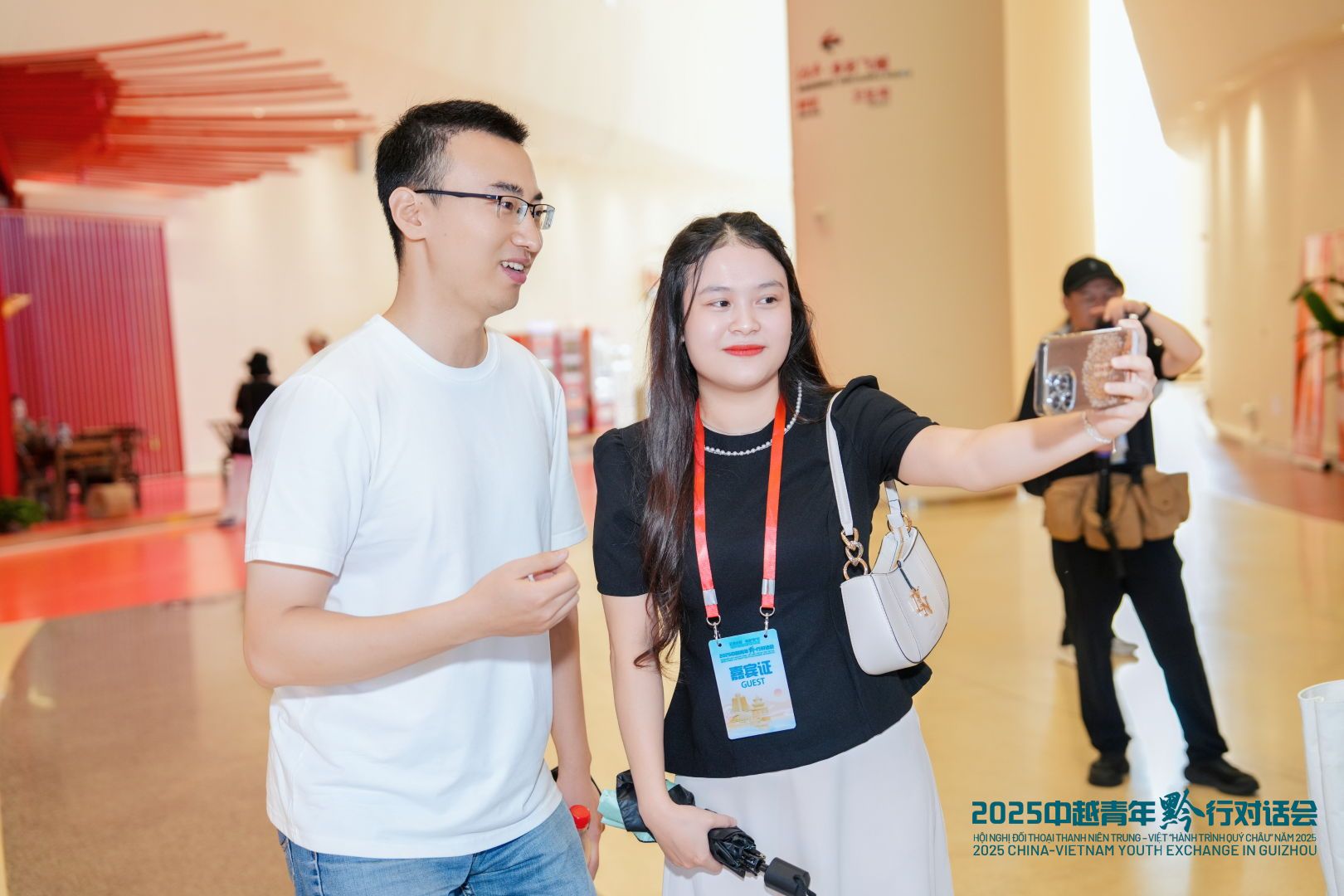  Bạn Nguyễn Thị Mai Thuỳ (phải), phóng viên Tạp chí Thời đại Việt Nam check in tại 