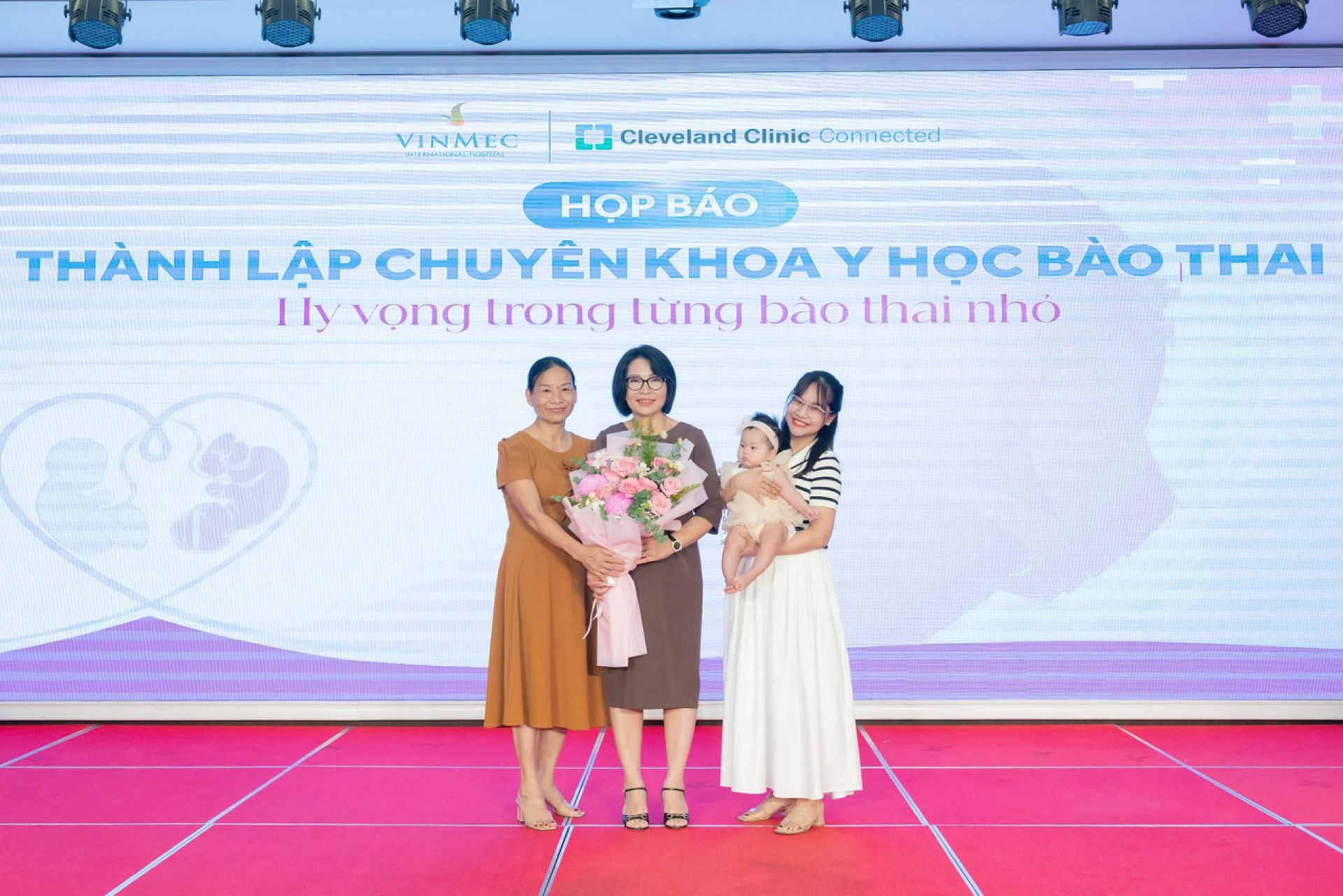Gia đình “chiến binh nhí” – em bé từng được can thiệp trong bào thai tham dự sự kiện để tri ân các y, bác sĩ     