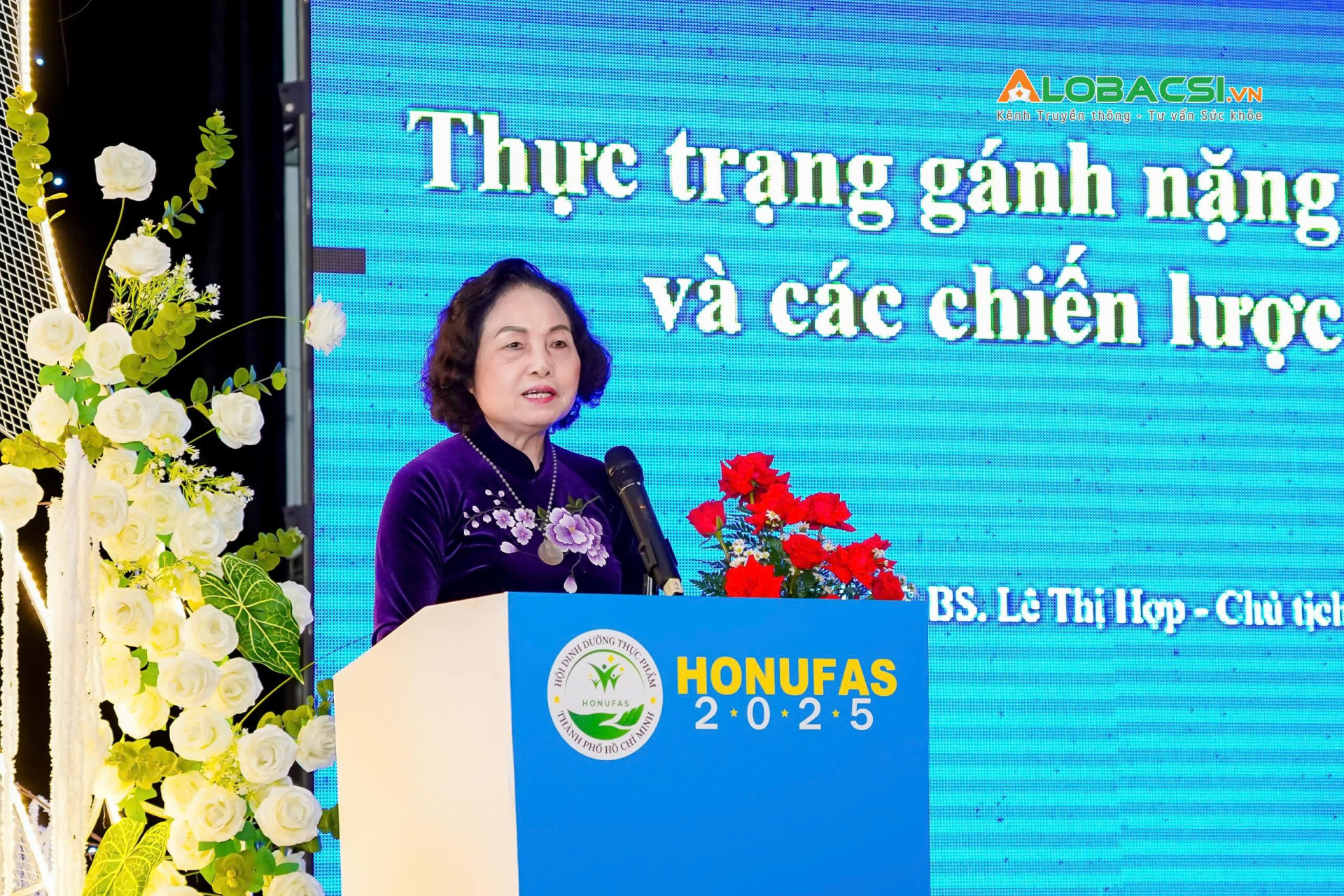 GS.TS.BS Lê Thị Hợp trình bày báo cáo tại Hội nghị Dinh dưỡng TPHCM mở rộng lần thứ XIII, nhấn mạnh ba thách thức lớn trong dinh dưỡng tại Việt Nam: thiếu dinh dưỡng, thiếu vi chất và thừa cân  béo phì