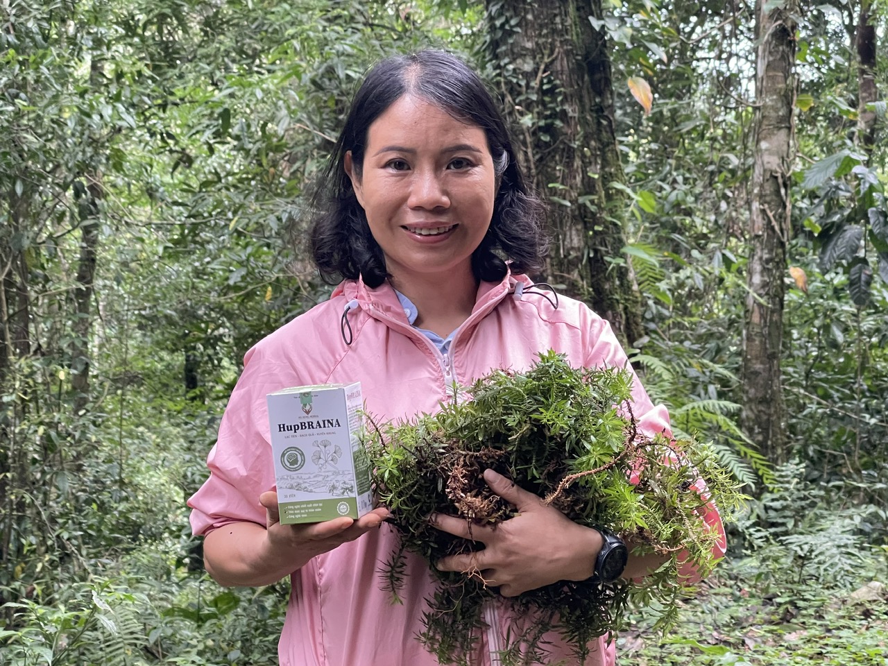 TS. Nguyễn Thị Thúy Hường vui vẻ chia sẻ thành quả nghiên cứu – sản phẩm chứa thành phần từ cây thạch tùng răng.