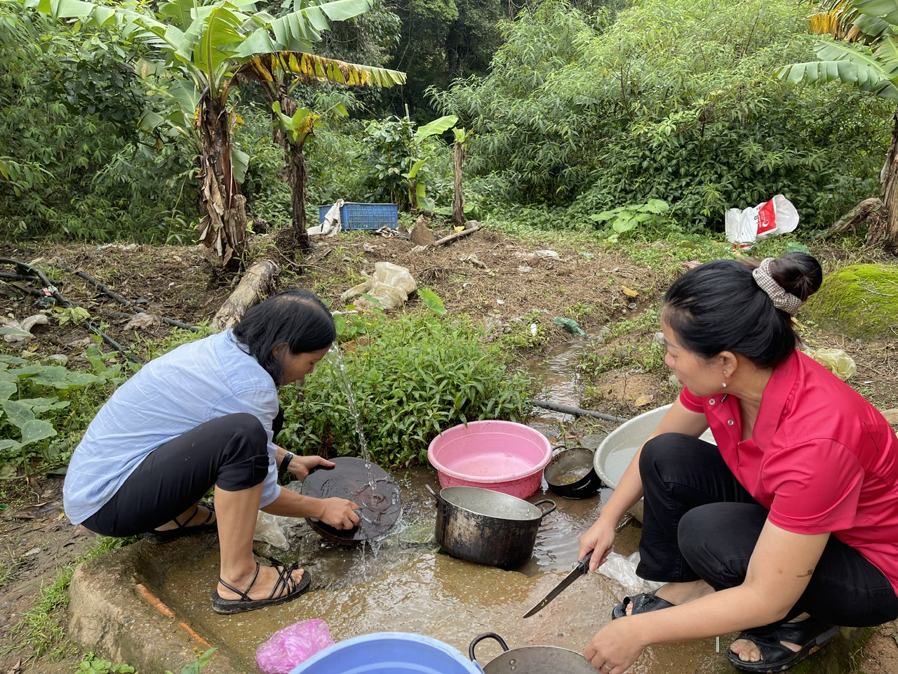 Thu mẫu trong rừng với điều kiện thiếu thốn, những bữa cơm vốn đơn giản ở nhà trở nên vất vả và tốn nhiều thời gian do thiếu thốn đủ bề.