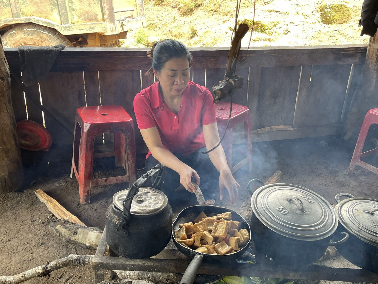 Món đậu cuối cùng còn sót lại ở chợ quê cách khu vực đoàn lưu trú gần chục km