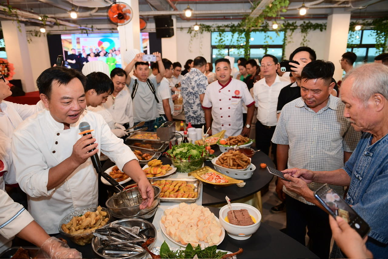 Cá đại biểu thưởng thức các món ăn từ Hội Đầu bếp Hoàng Gia mang tới