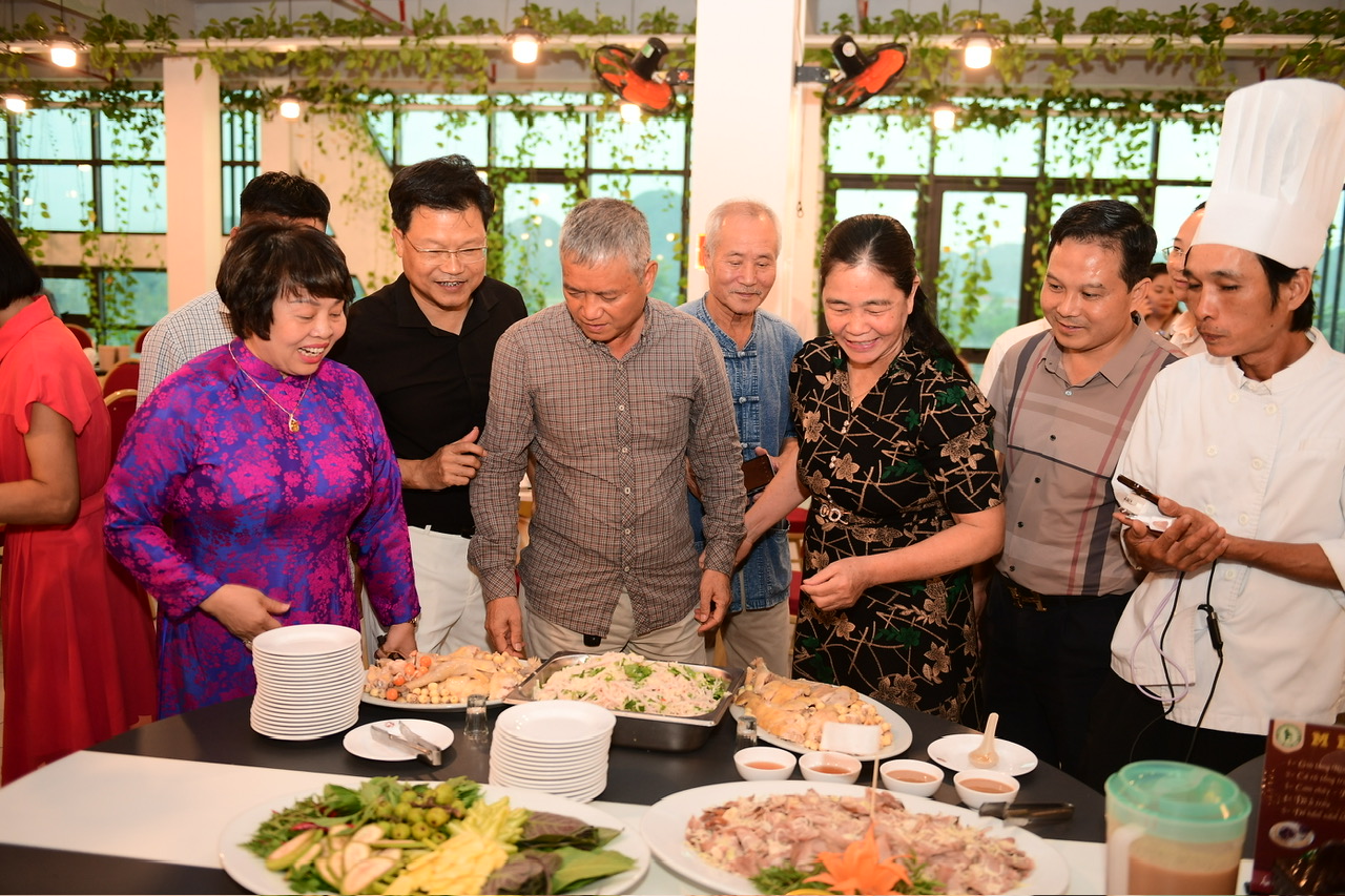 Các đại bieur thưởng thức các món đặc sản của Ninh Bình