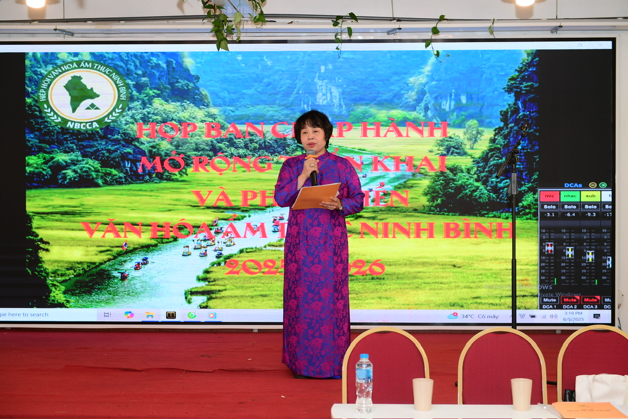 Bà Lê Thị Thiết, Chủ tịch Hiệp hội Văn hóa Ẩm thực tỉnh Ninh Bình phát biểu tại buổi gặp mặt
