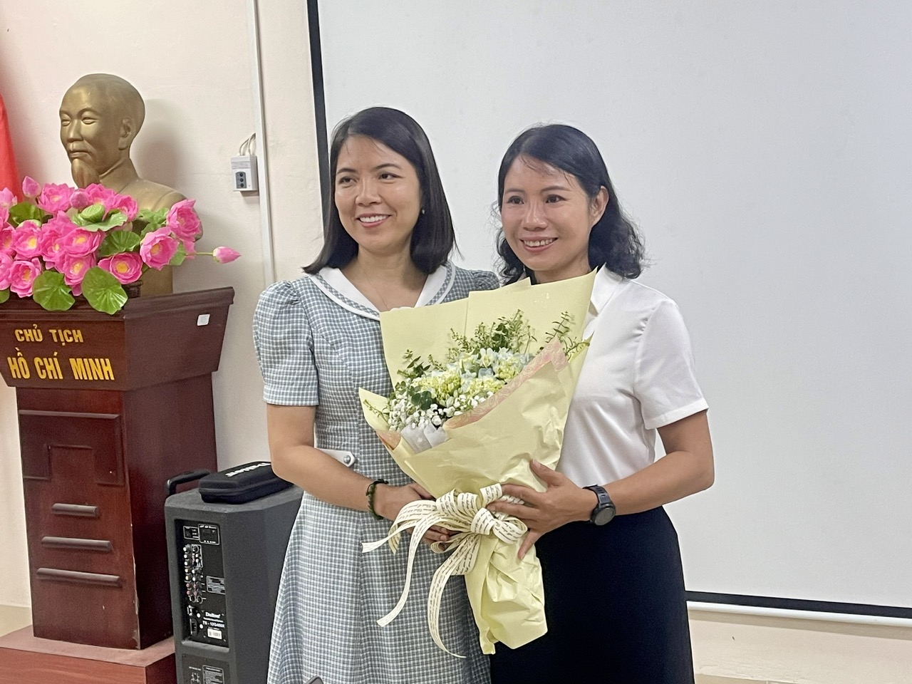 TS. Trần Khánh Vân, Trưởng Bộ môn Sinh lý thực vật và Ứng dụng tặng hoa cho báo cáo viên -TS. Nguyễn Thị Thúy Hường