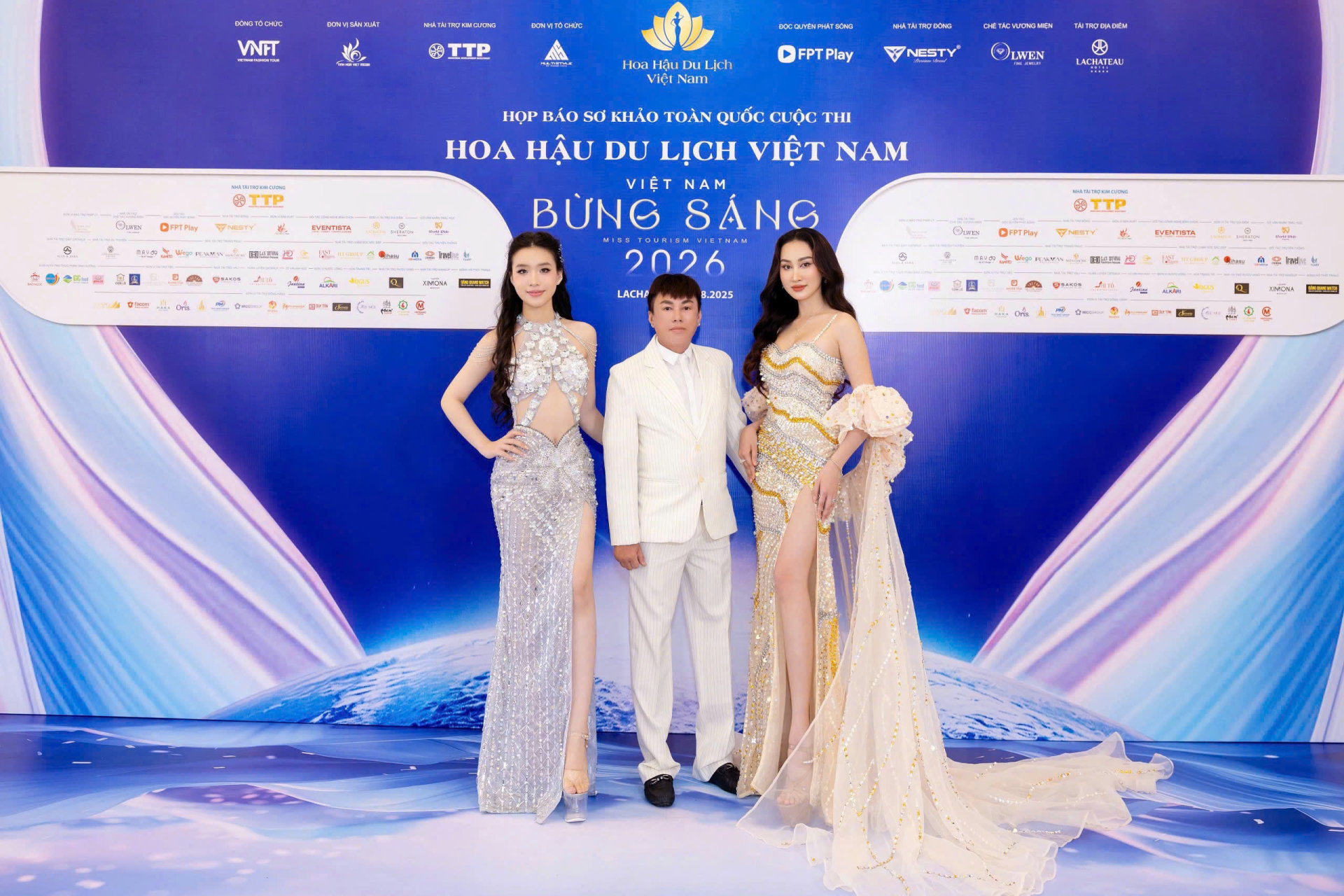  Bộ ba NTK Tommy Nguyễn, Hoa hậu Đoàn Hồng Trang và Hoa khôi Sam Nabi