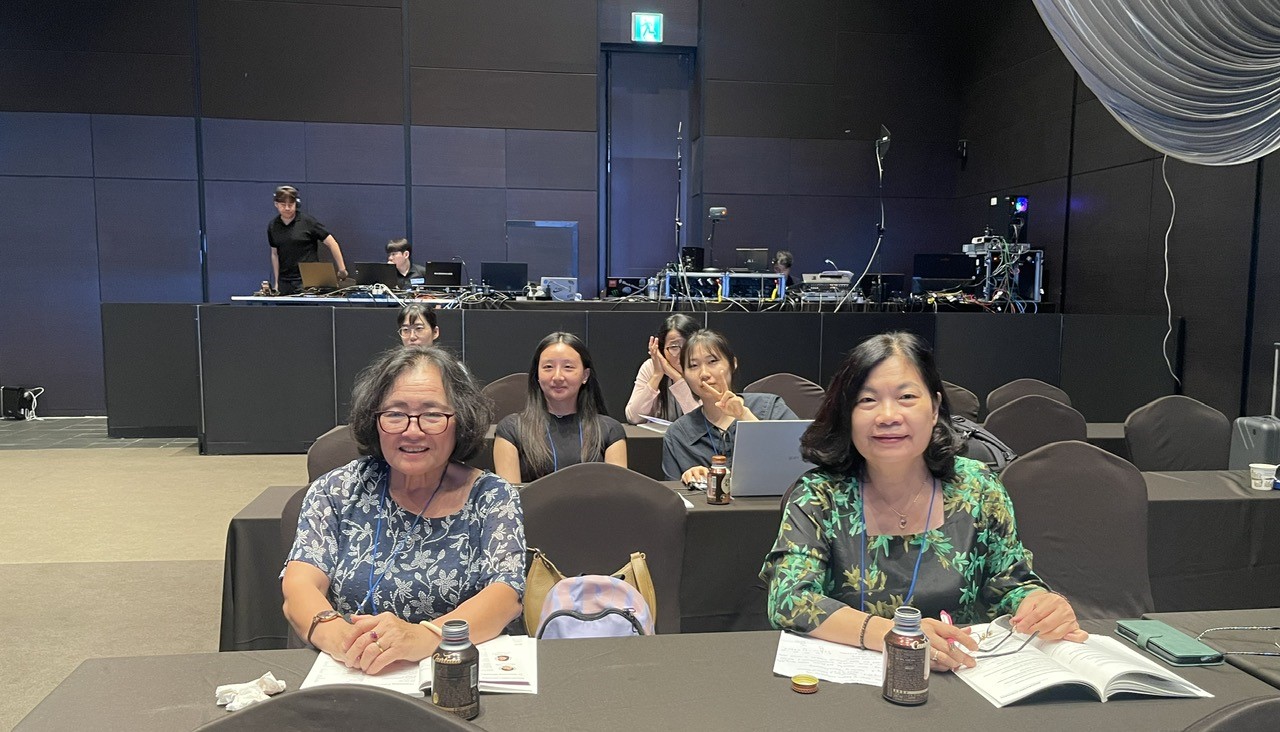 TS.Phạm Thị Mỵ, Phó Chủ tịch thường trực Hội Nữ trí thức Việt Nam và bà Lê Thị Hoàng Cúc, Phó Tổng thư ký Hội Nữ trí thức Việt Nam (hàng đầu) tham dự phiên chuyên đề khoa học 