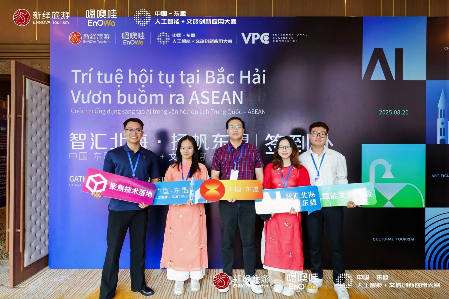 Thí sinh Lê Bá Nhật Nguyên (đầu tiên từ trái sang) chụp ảnh cùng các thí sinh khác