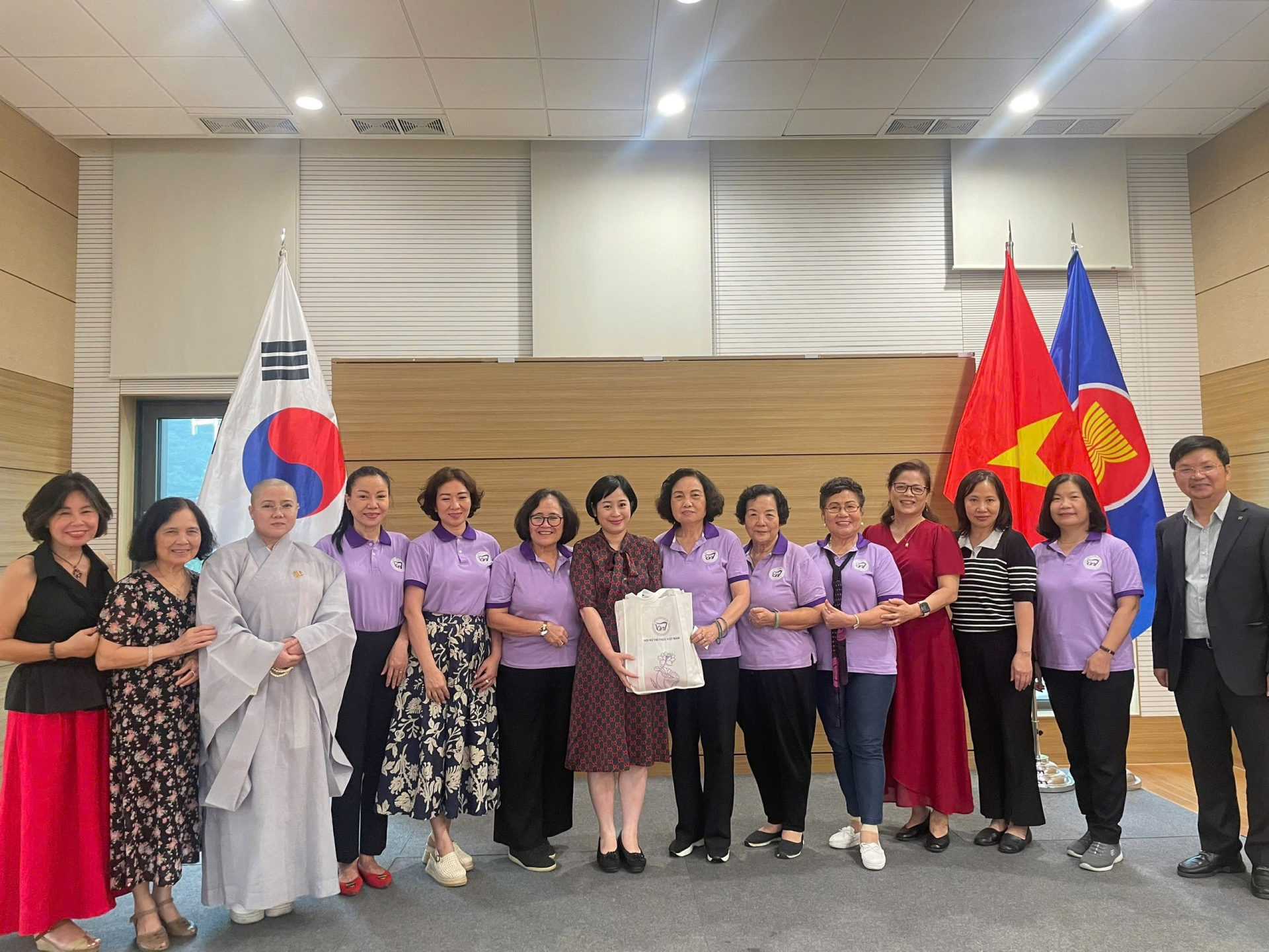 GS.TS Lê Thị Hợp, Chủ tịch Hội nữ trí thức Việt Nam, Trưởng đoàn Việt Nam tham dự Hội nghị INWES-APNN 2025 tặng quà cho bà Nguyễn Thị Thái Bình,Tham tán Công sứ, Phó Đại sứ Việt Nam tại Hàn Quốc.