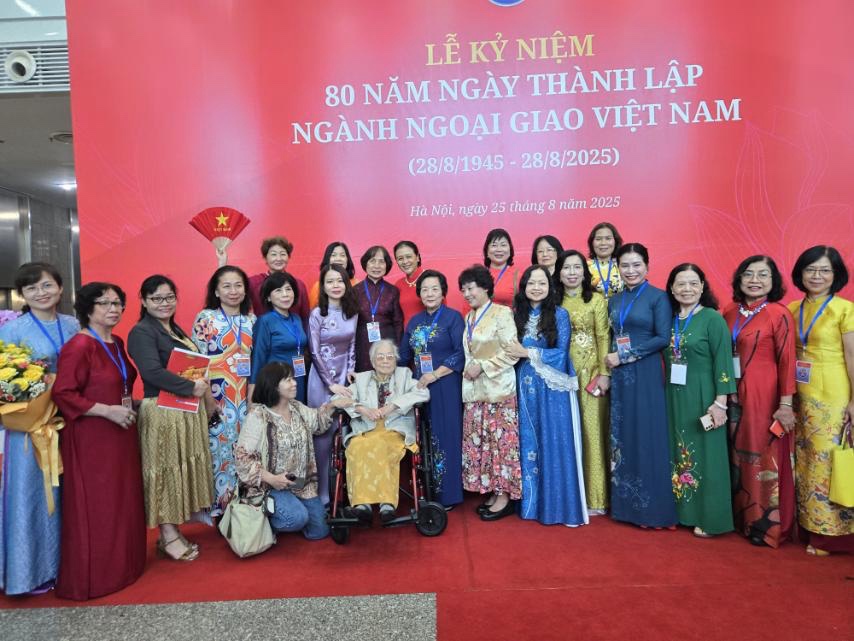 Bà Nguyễn Thị Hồi, Phó Chủ tịch phụ trách đối ngoại của Hội Nữ trí thức Việt Nam cùng các đại biểu chụp ảnh chung vui cùng nguyên Phó Chủ tịch nước Nguyễn Thị Bình.