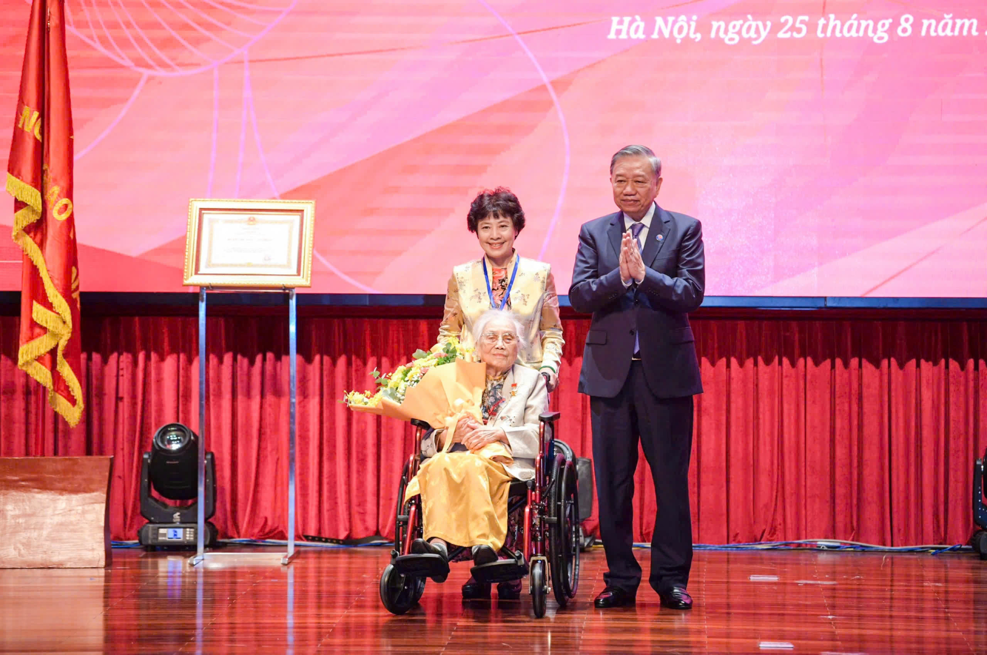 Tổng Bí thư Tô Lâm trao tặng danh hiệu Anh hùng Lao động cho nguyên Phó Chủ tịch nước Nguyễn Thị Bình sáng 25.8. Ảnh: Hải Nguyễn
