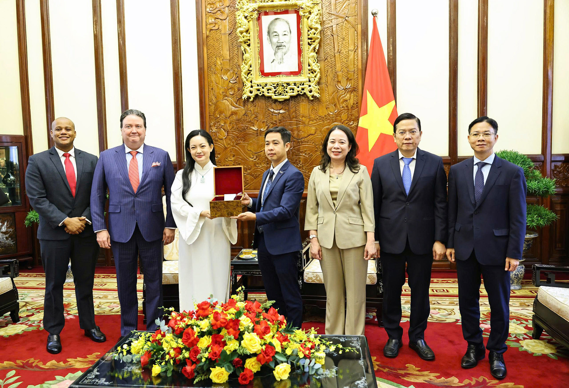 Phó Chủ tịch nước Võ Thị Ánh Xuân chứng kiến cô Amanda Nguyễn bàn giao lại các hạt sen giống của Việt Nam đã tiếp nhận từ Trung tâm Vũ trụ Việt Nam. Ảnh: TTXVN