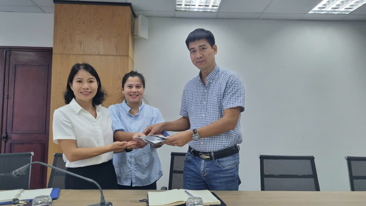 TS. Đỗ Tiến Phát, Trưởng phòng Công nghệ tế bào thực vật và TS. Nguyễn Thị Thúy Hường (trái) PhóTrưởng phòng Công nghệ tế bào thực vật (Viện Hàn Lâm Khoa học và Công nghệ Việt Nam tiếp nhận hạt sen tham gia thí nghiệm trong không gian.