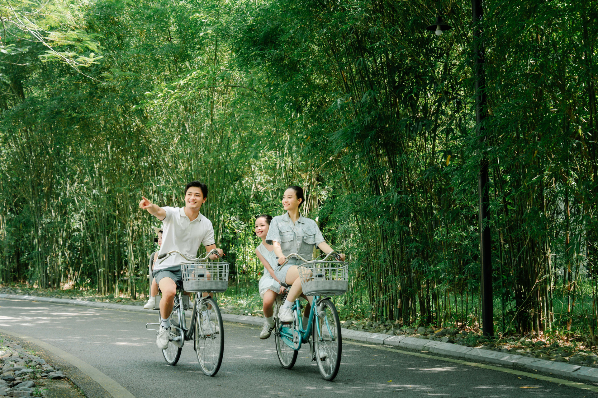 Đạp xe trong khung cảnh xanh mát, bình yên là hoạt động được nhiều gia đình yêu thích 