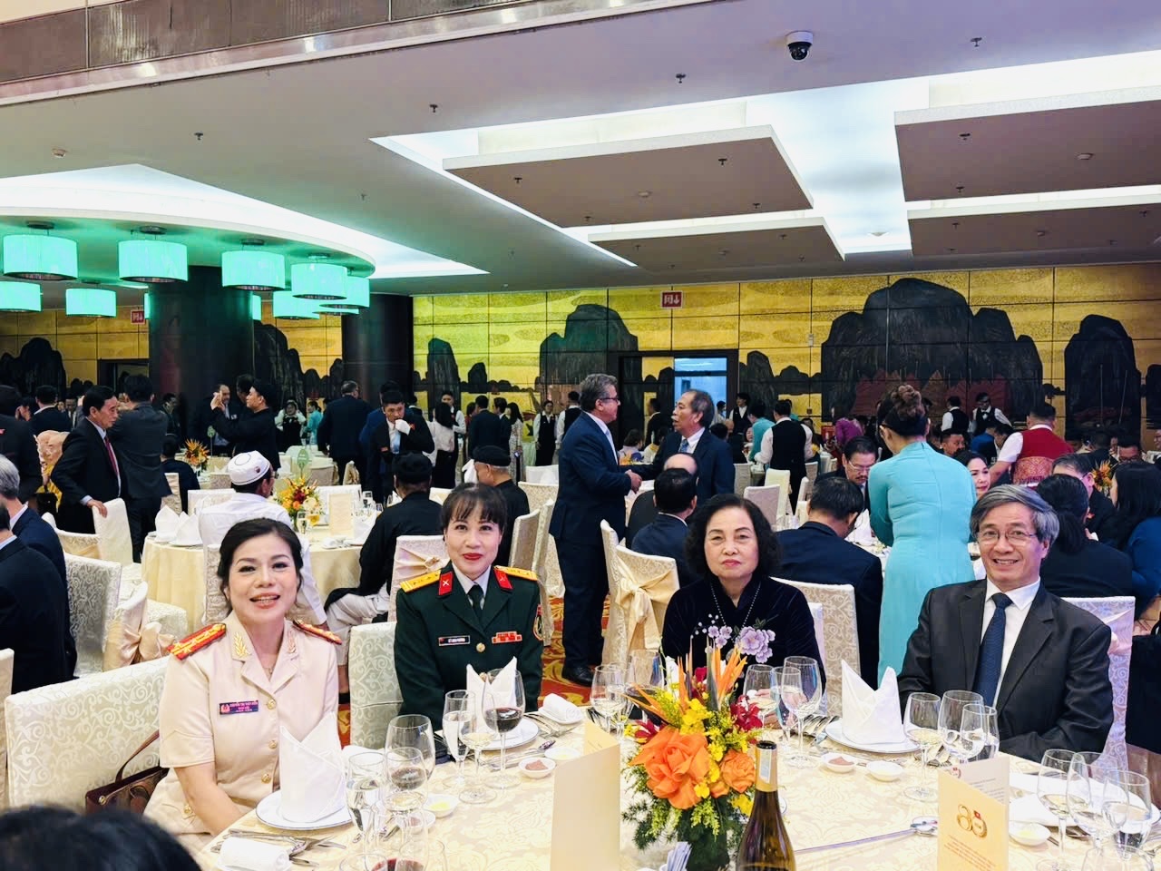 GS.TS Lê Thị Hợp, Chủ tịch Hội Nữ trí thức Việt Nam (thứ 2 từ phải-hàng ngồi) và các đại biểu dự chiêu đãi