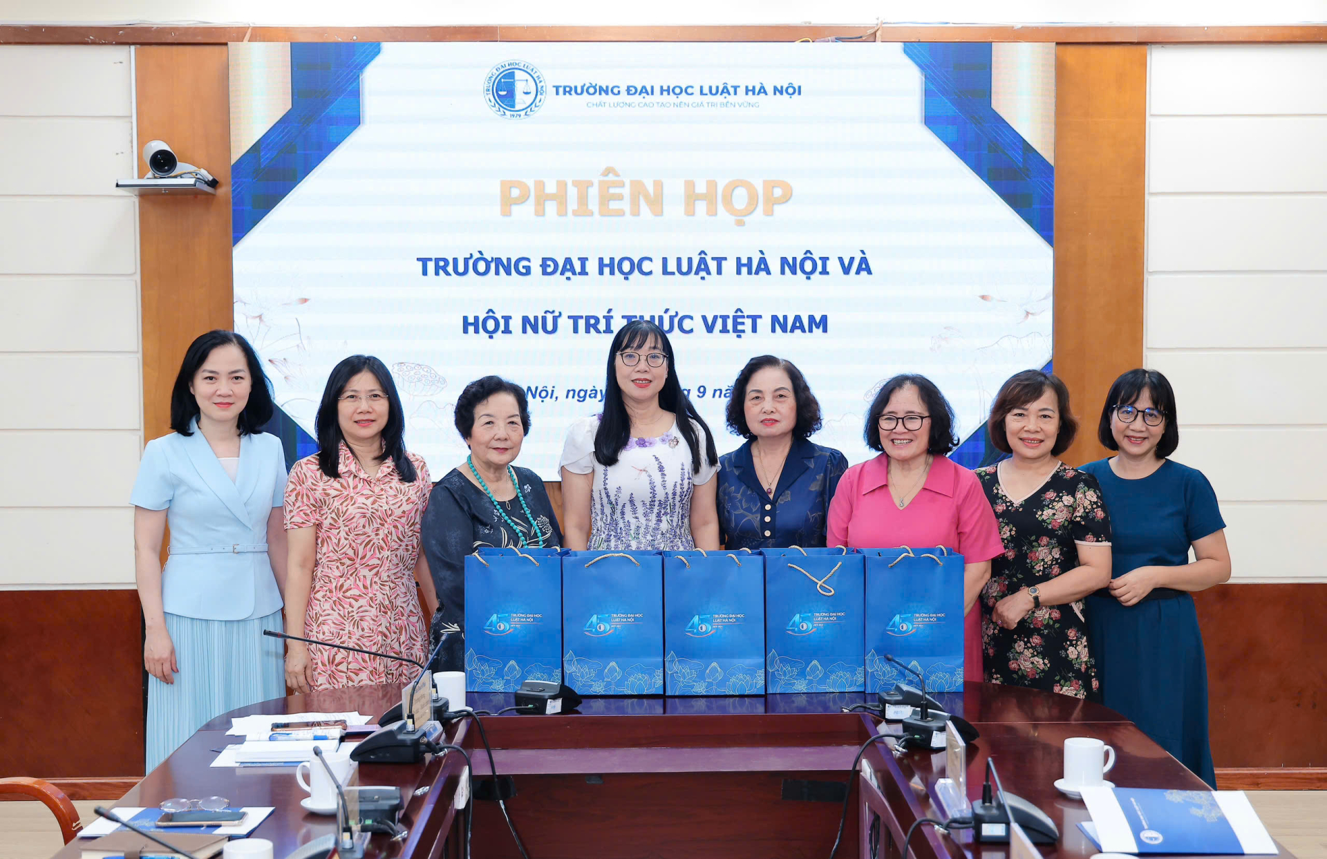 Các đại biểu chụp ảnh lưu niệm.