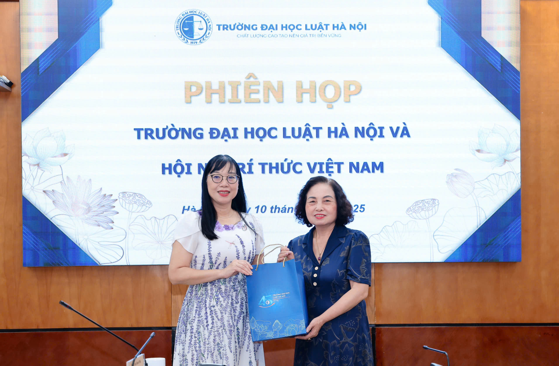 PGS.TS Vũ Thị Lan Anh, Phó Hiệu trưởng Trường Đại học Luật Hà Nội trao quà lưu niệm cho GS.TS Lê Thị Hợp, Chủ tịch Hội Nữ trí thức Việt Nam.