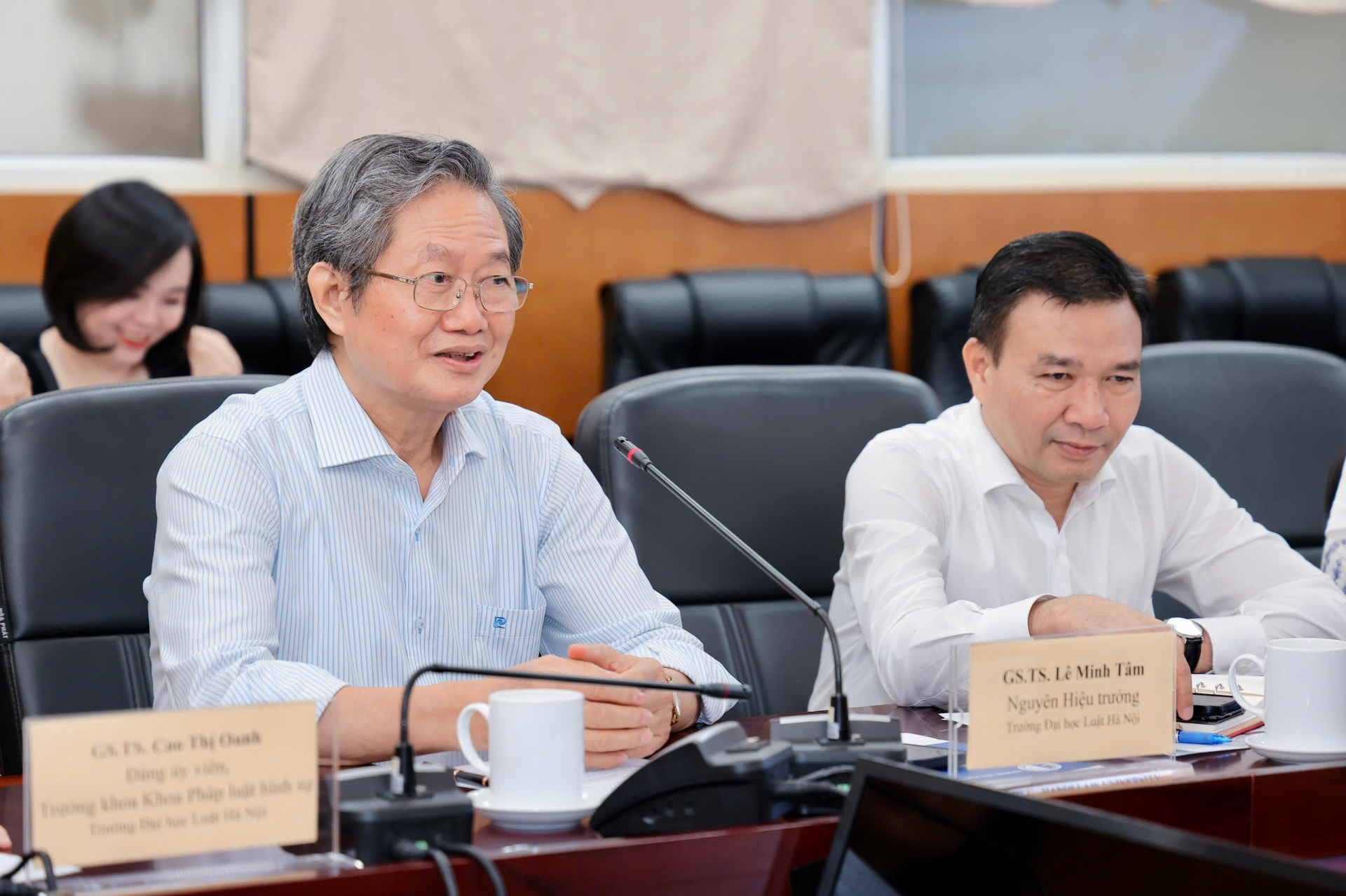GS.TS Lê Minh Tâm, Nguyên Hiệu trưởng Trường Đại học Luật Hà Nội (trái) đánh giá cao kế hoạch của Hội Nữ trí thức Việt Nam trong việc thu hút đội ngũ nữ trí thức Đại học Luật Hà Nội để phát huy năng lực, sở trường trong công tác tư vấn, phản biện chính sách, một trong những nhiệm vụ Hội Nữ trí thức Việt Nam đang thực hiện rất hiệu quả và được xã hội ghi nhận.