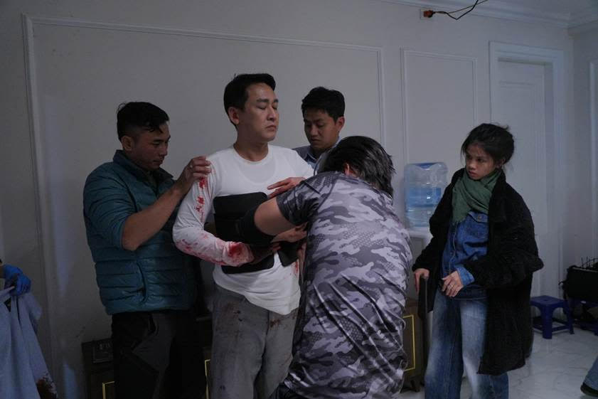  Hứa Vĩ Văn được bảo hộ trước cảnh quay hành động