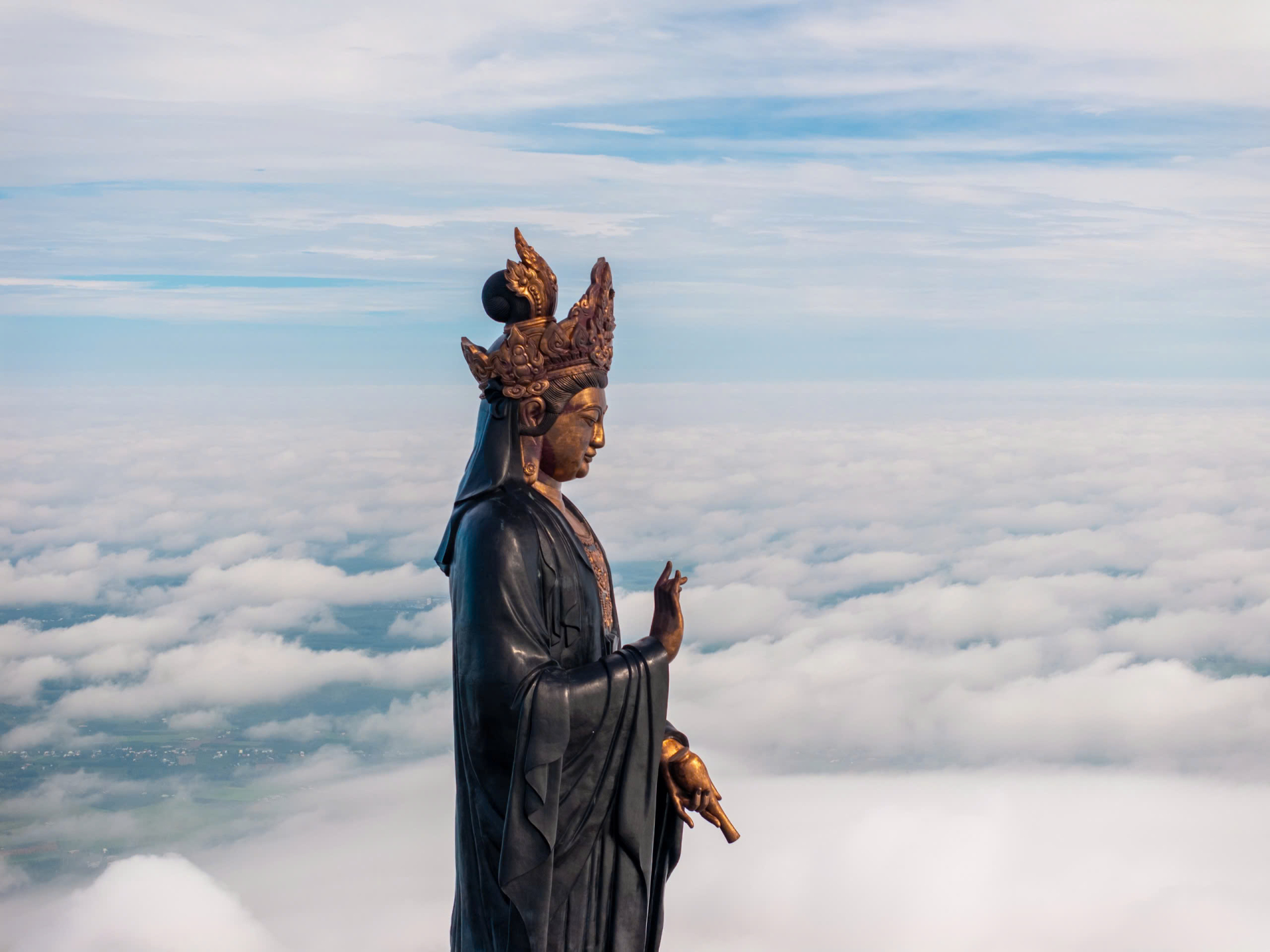 Mây bao phủ quanh tượng Phật Bà Tây Bổ Đà Sơn. Ảnh: Sun World Ba Den Mountain