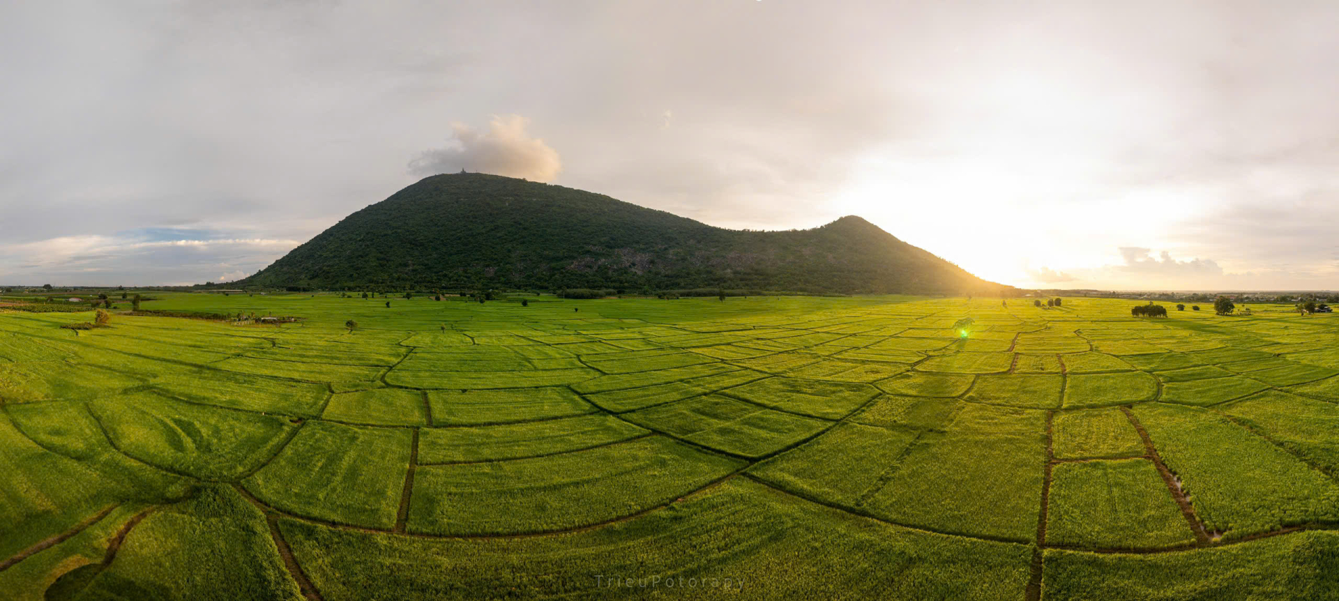  Mây che đỉnh núi, gió thổi hương đồng là vẻ đẹp độc đáo ở vùng núi Bà, Tây Ninh. Ảnh: Hải Triều