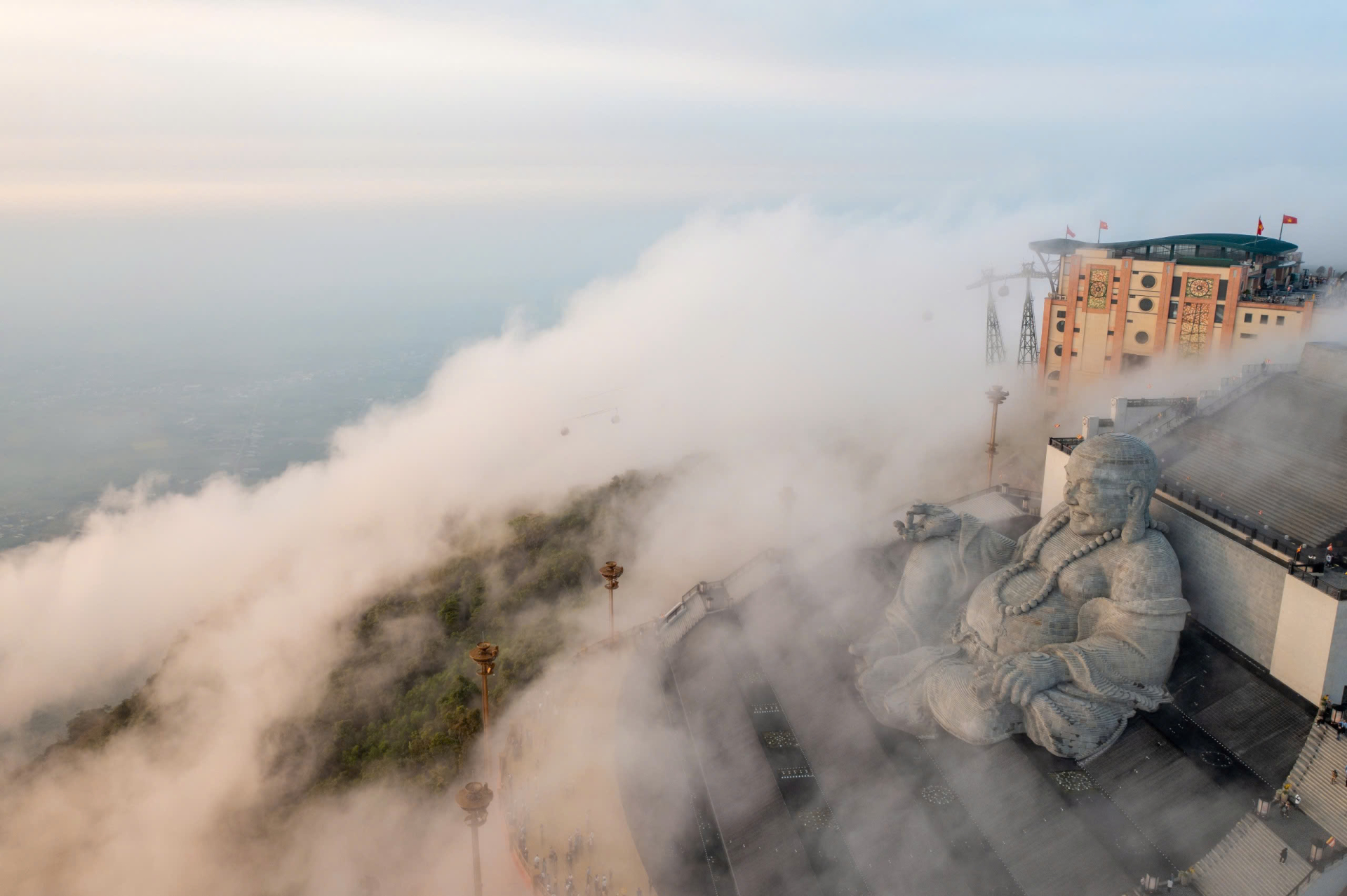  Tượng Di Lặc Bồ Tát trong biển mây. Ảnh: Sun World Ba Den Mountain