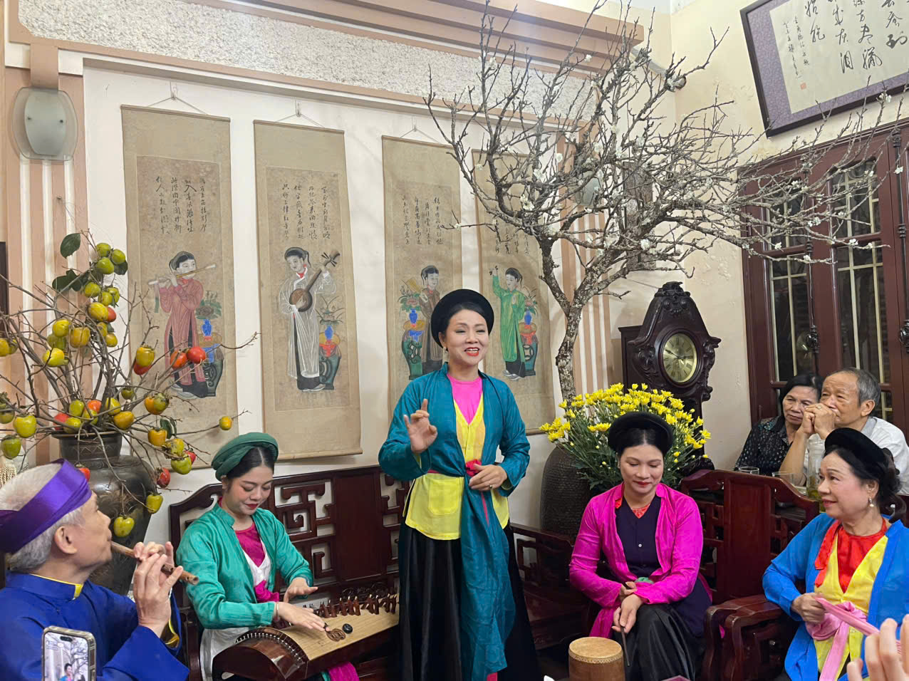 NSND Thúy Ngần biểu diễn tại 