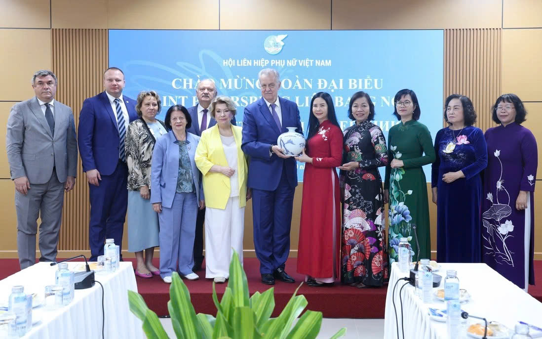 Trao quà lưu niệm taiaj buổi làm việc. 
