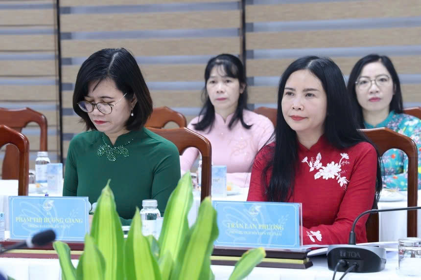 Phó Chủ tịch Hội LHPN Việt Nam Trần Lan Phương (hàng đầu, bên phải) đón tiếp đoàn đại biểu Saint Petersburg